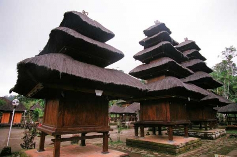 Гора Батукау и храм Лухур Батукау