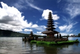 Фото храма на озере Бератан на Бали